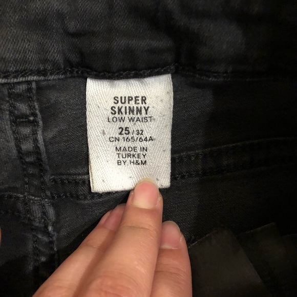 Black skinny jeans from H&M in a size 25 - Picture 2 of 4